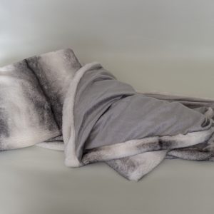 Felldecke Wolfspelz Grau – Kuscheldecke aus Fellimitat